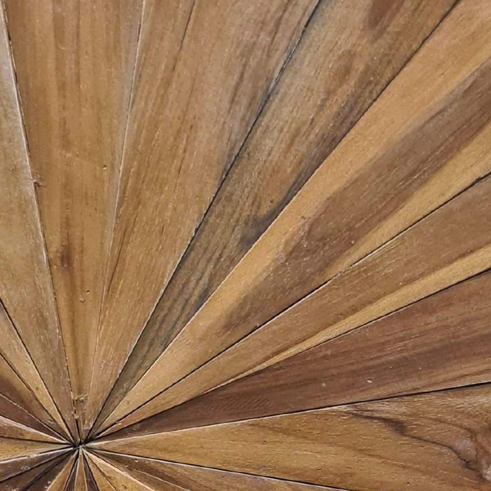 Runde Japandi Wanddeko aus recyceltem Teakholz