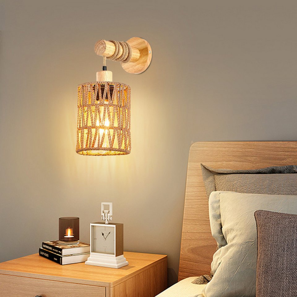 Japandi-Wandleuchte aus Holz mit Rattanschirm