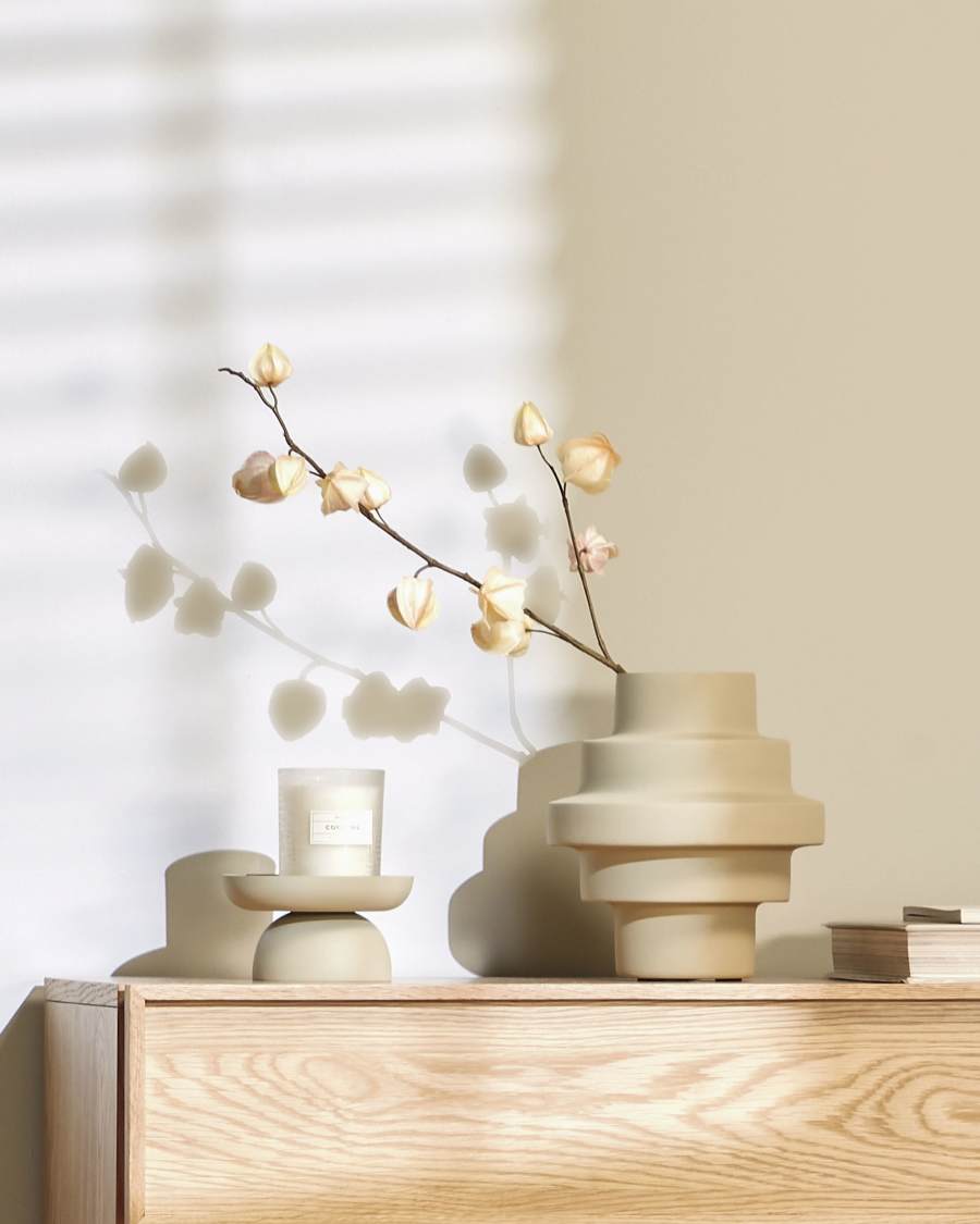 Japandi Vase aus Metall in Beige