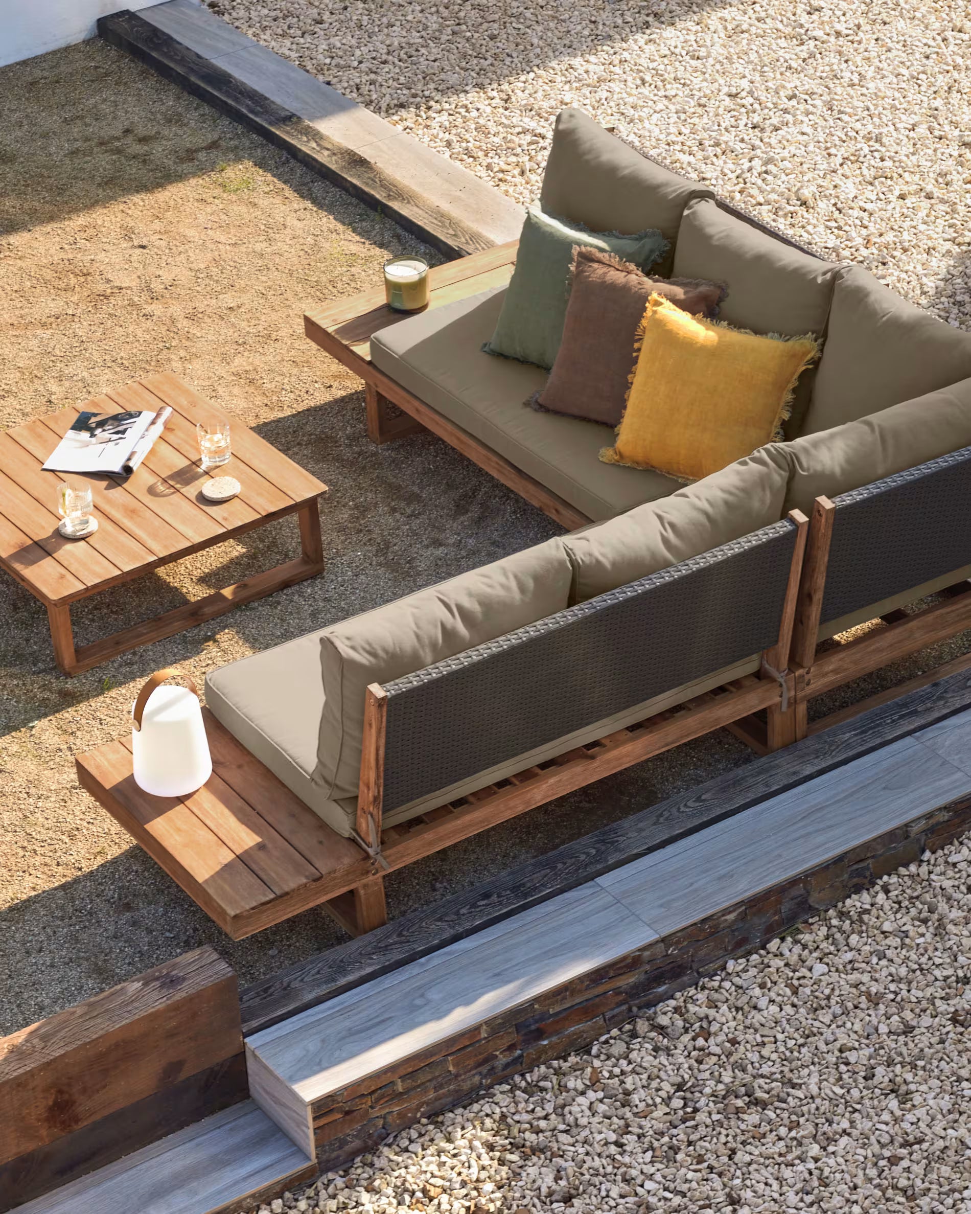 Japandi Ecksofa aus Akazienholz, 5-Sitzer mit Tisch
