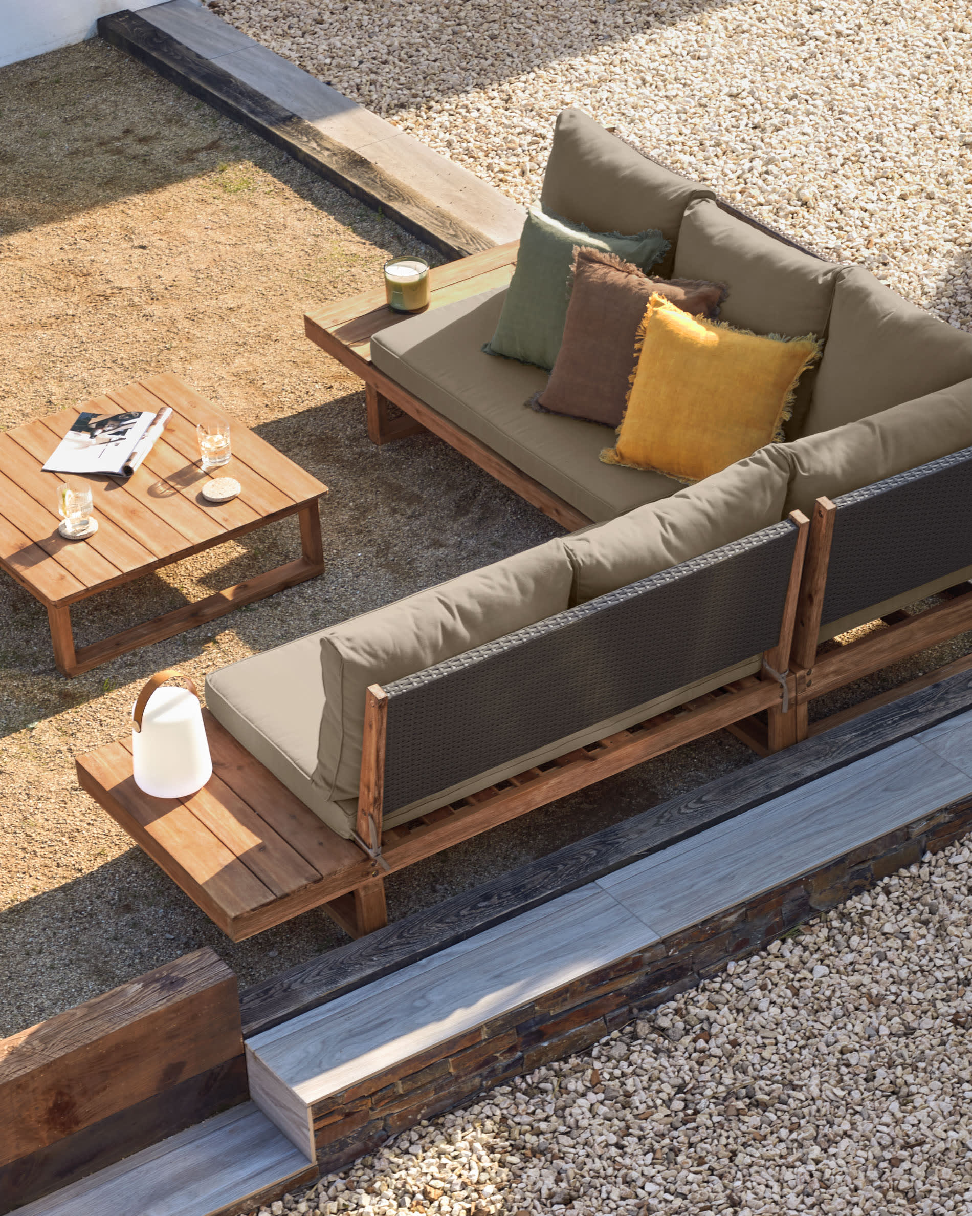 Japandi Ecksofa aus Akazienholz, 5-Sitzer mit Tisch