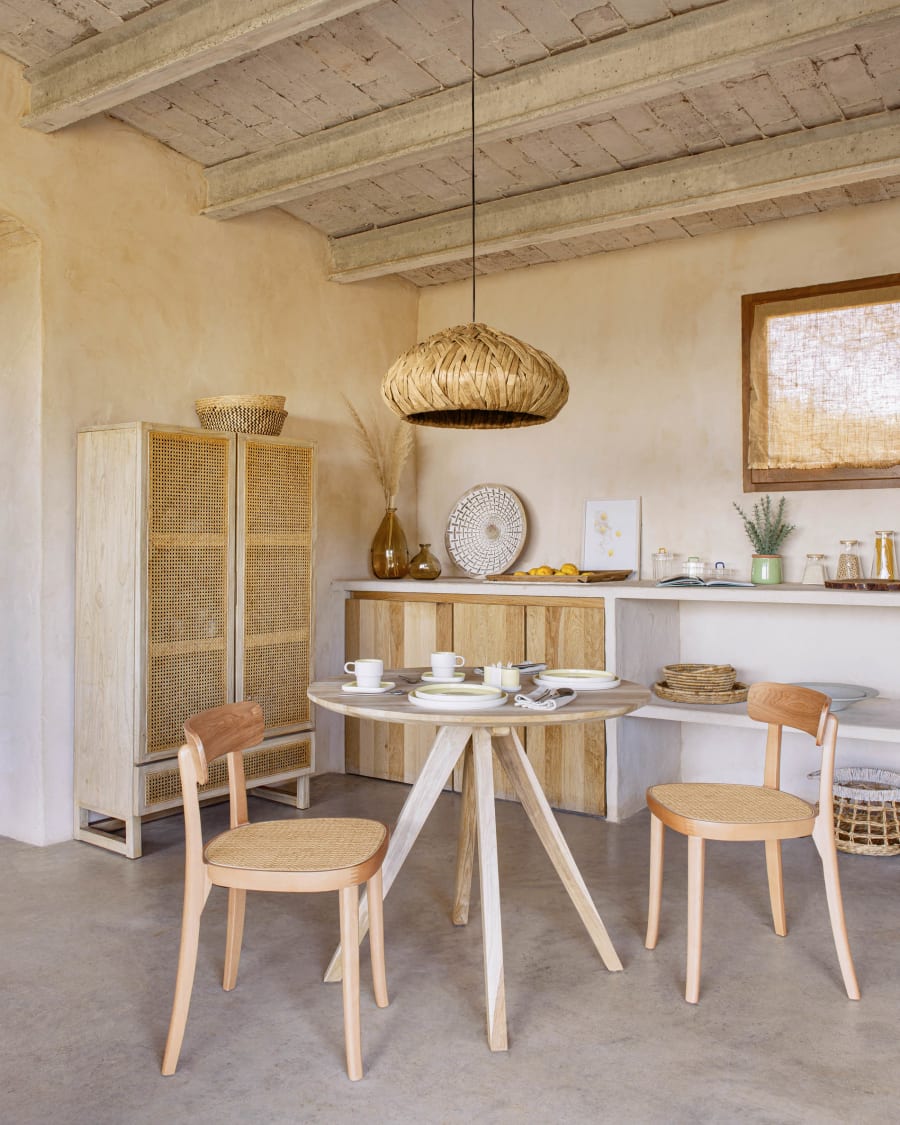 Japandi Stuhl aus Holz und Rattan