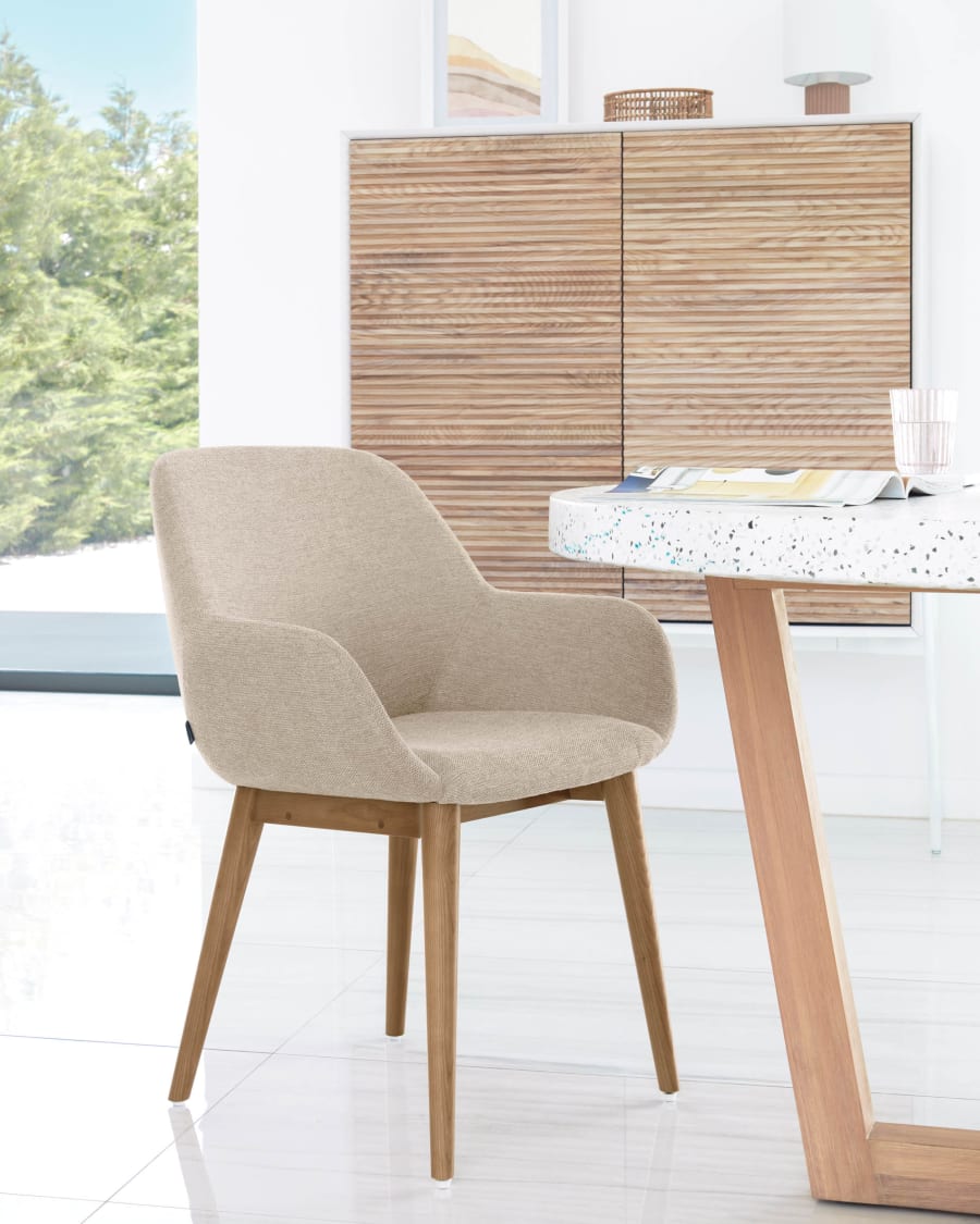 Beige Japandi Stuhl mit Dunklen Eschenholzbeinen