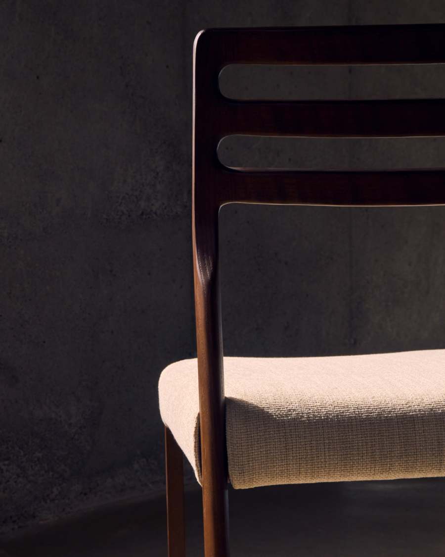 Japandi Stuhl aus Chenille-Stoff | Beige | Eichenholz & Nussbaum
