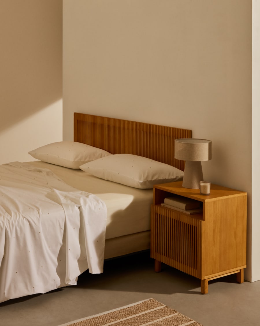 Japandi Nachttisch aus hellem Holz