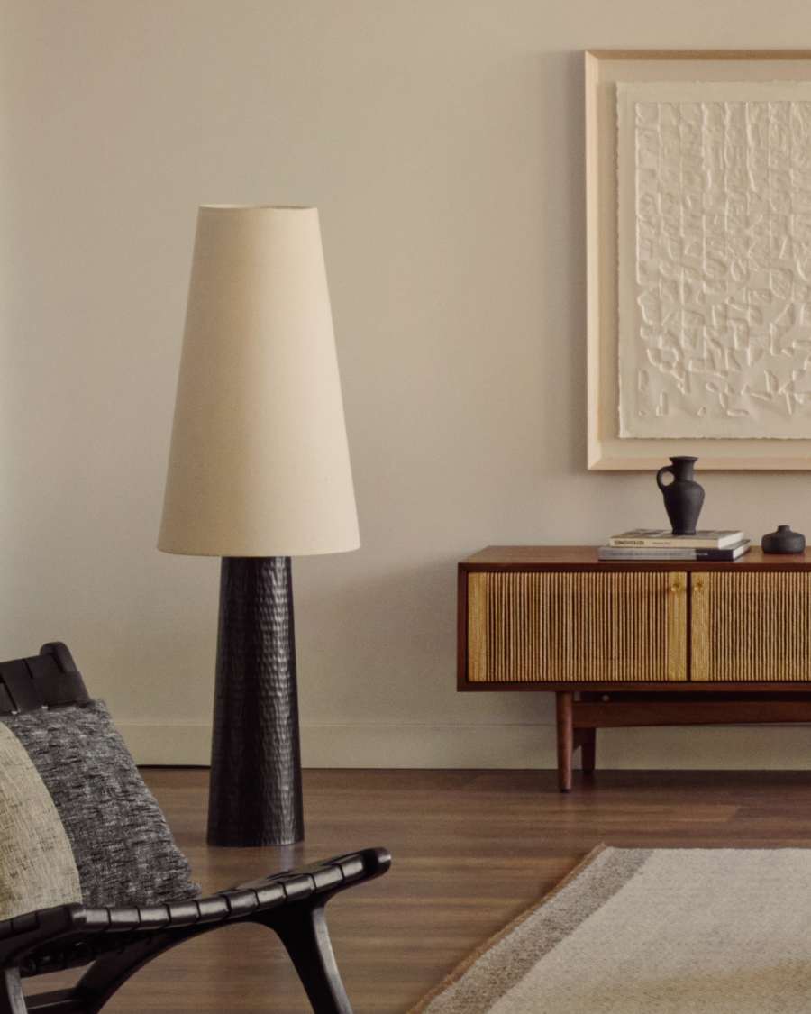 Japandi Stehlampe aus Metall in Schwarz