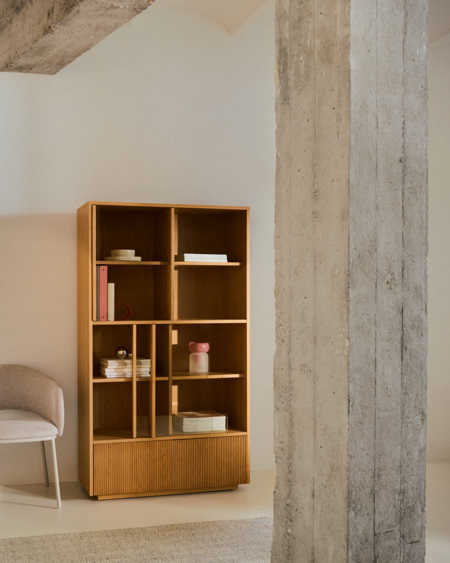Japandi Vitrine aus Holz und Glas
