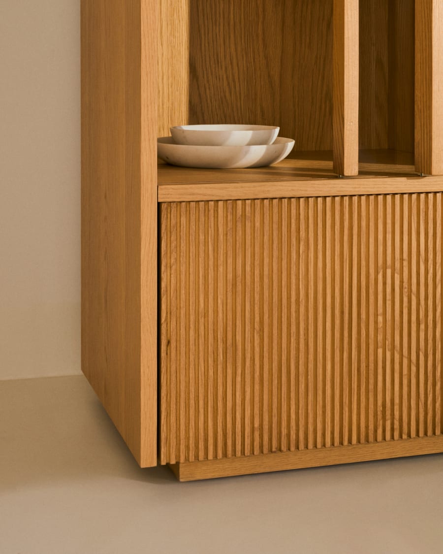 Japandi Vitrine aus Holz und Glas