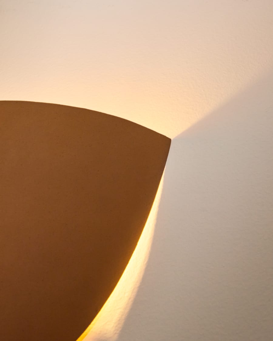 Japandi Wandleuchte aus Metall in Terrakotta