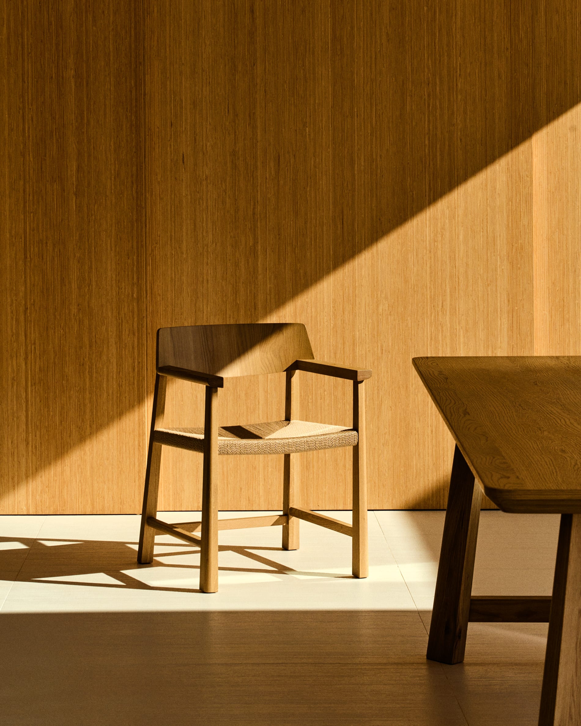 Japandi Stuhl aus Holz und Jute