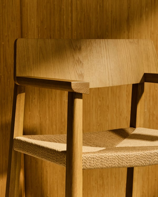 Japandi Stuhl aus Holz und Jute