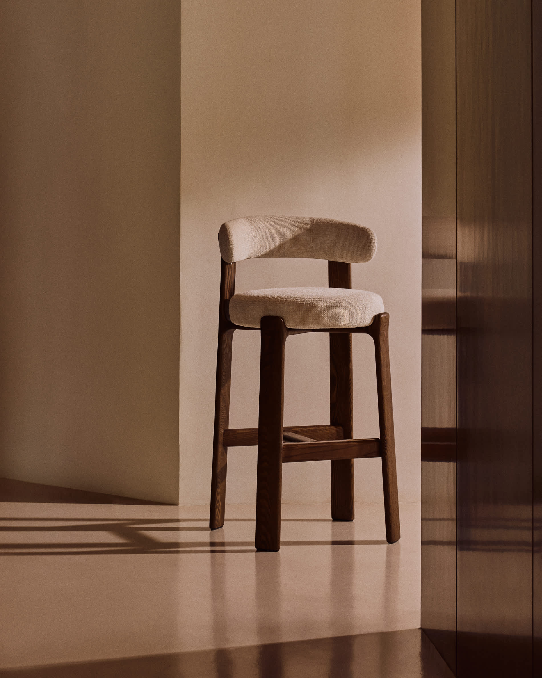 Japandi Hocker aus Walnussholz in Beige Chenille