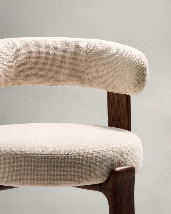 Japandi Hocker aus Walnussholz in Beige Chenille