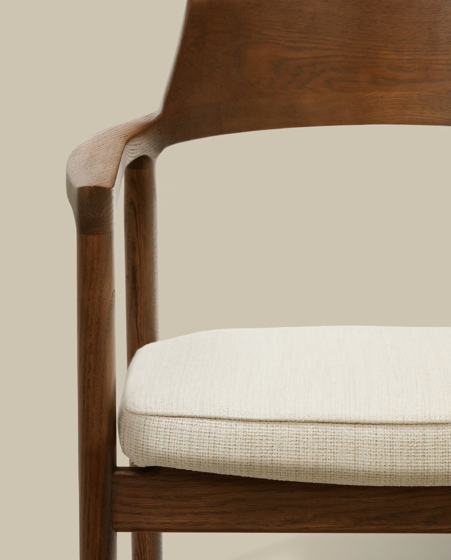 Japandi Stuhl Beige Chenille | Esszimmerstuhl aus Eichen- & Nussbaumholz