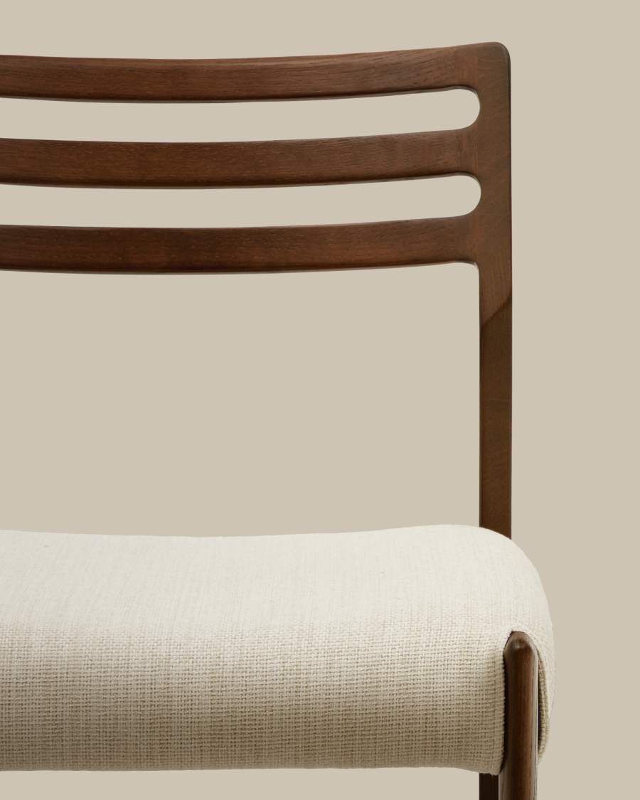 Japandi Stuhl aus Chenille-Stoff | Beige | Eichenholz & Nussbaum