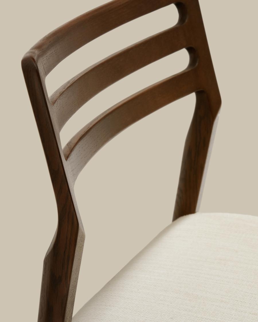 Japandi Stuhl aus Chenille-Stoff | Beige | Eichenholz & Nussbaum