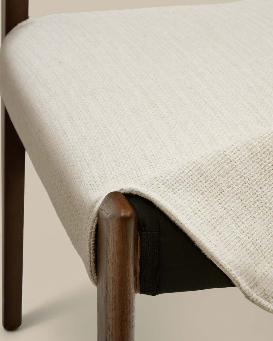 Japandi Stuhl aus Chenille-Stoff | Beige | Eichenholz & Nussbaum