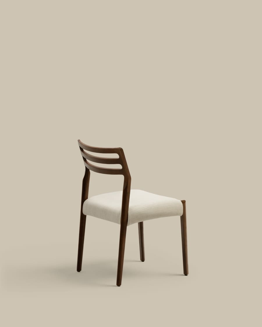 Japandi Stuhl aus Chenille-Stoff | Beige | Eichenholz & Nussbaum