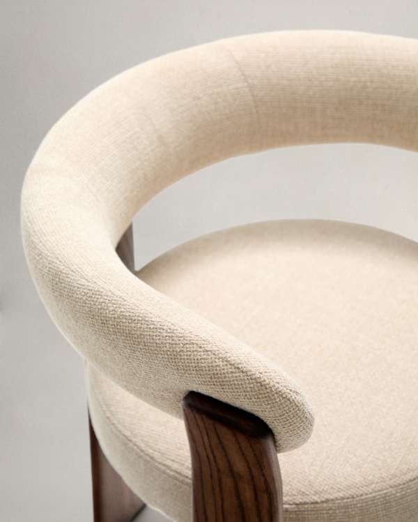 Beige Chenille Sessel im Japandi-Stil mit Walnuss-Finish