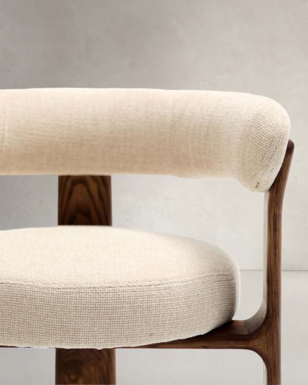 Beige Chenille Sessel im Japandi-Stil mit Walnuss-Finish