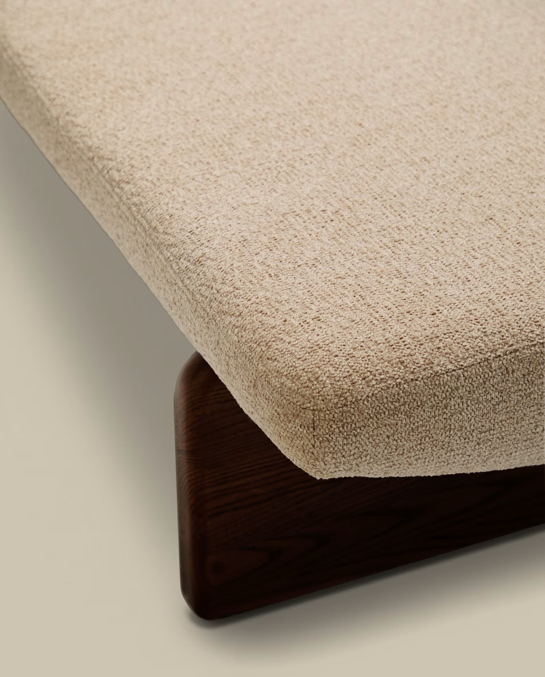 Japandi Polsterbank Beige Chenille Eschenholz Walnuss 150 cm