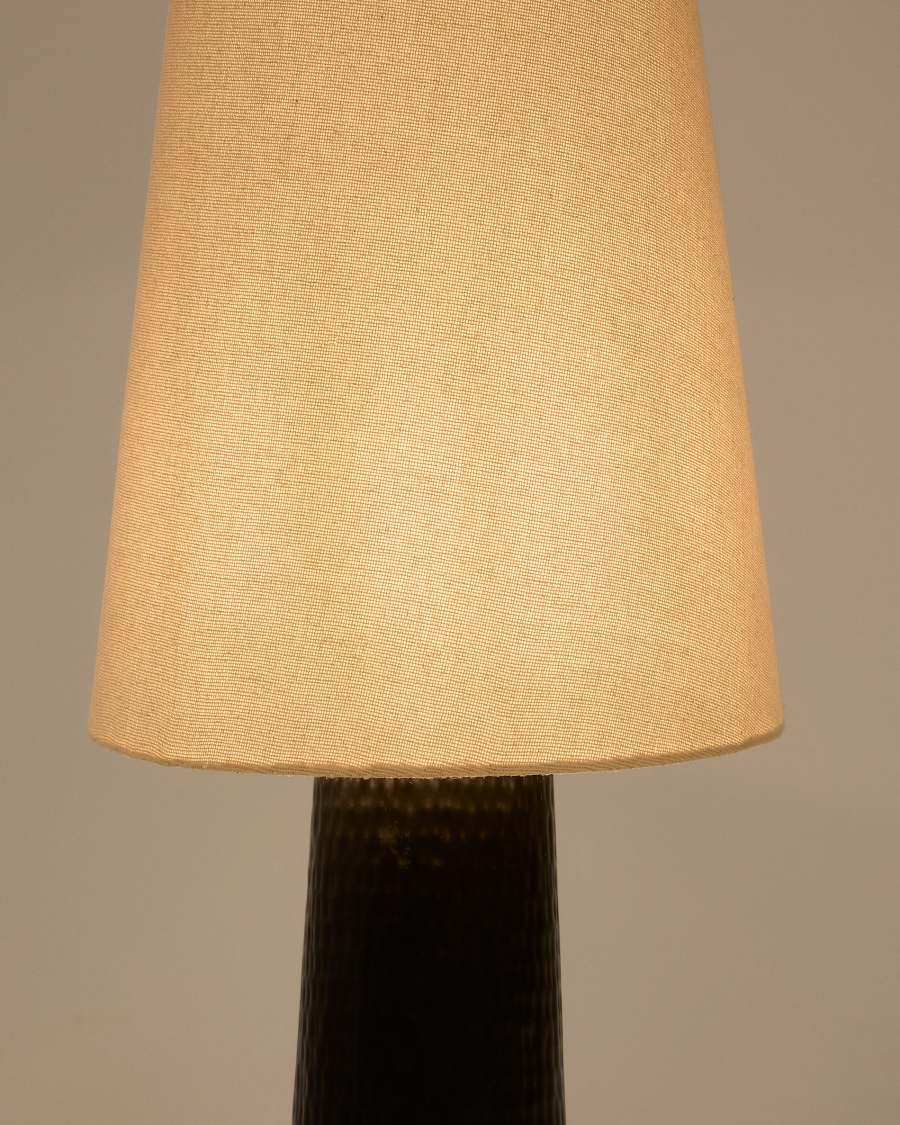Japandi Stehlampe aus Metall in Schwarz