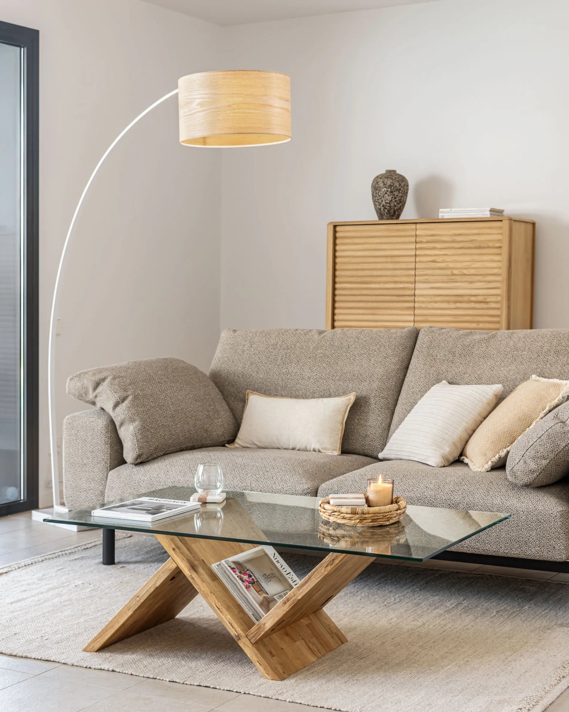 Japandi Couchtisch aus Glas und Holz