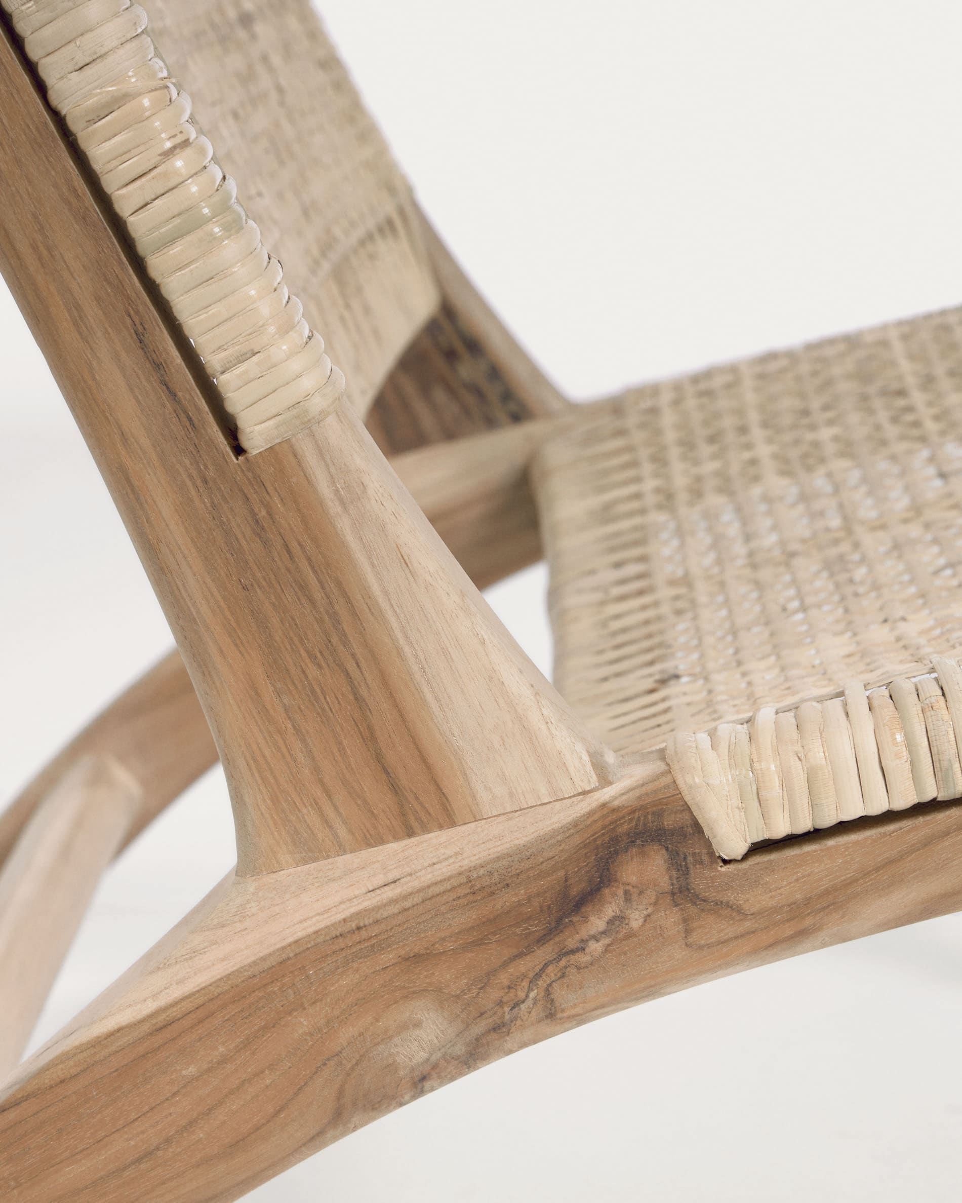 Japandi Sessel aus Holz und Rattan