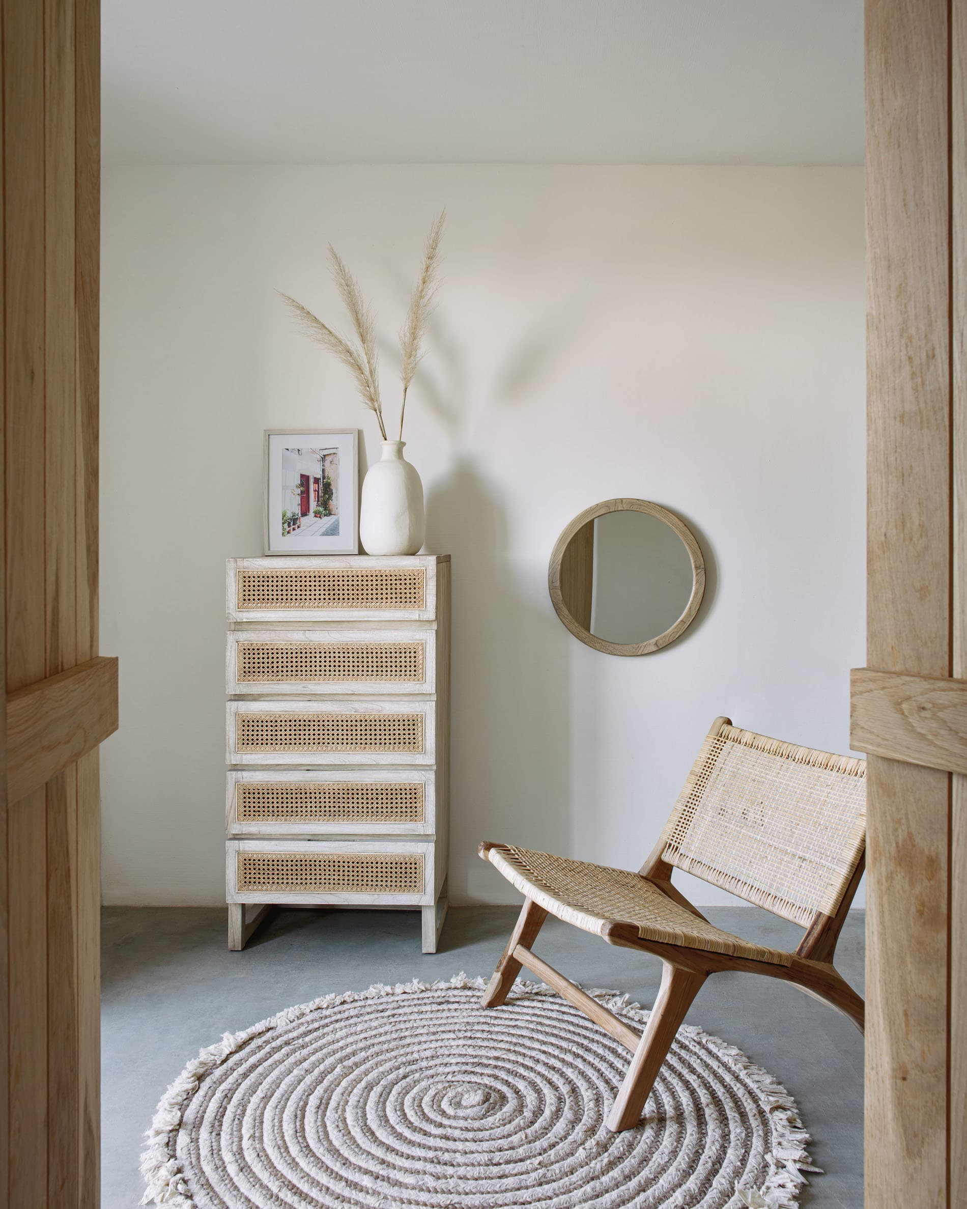 Japandi Sessel aus Holz und Rattan