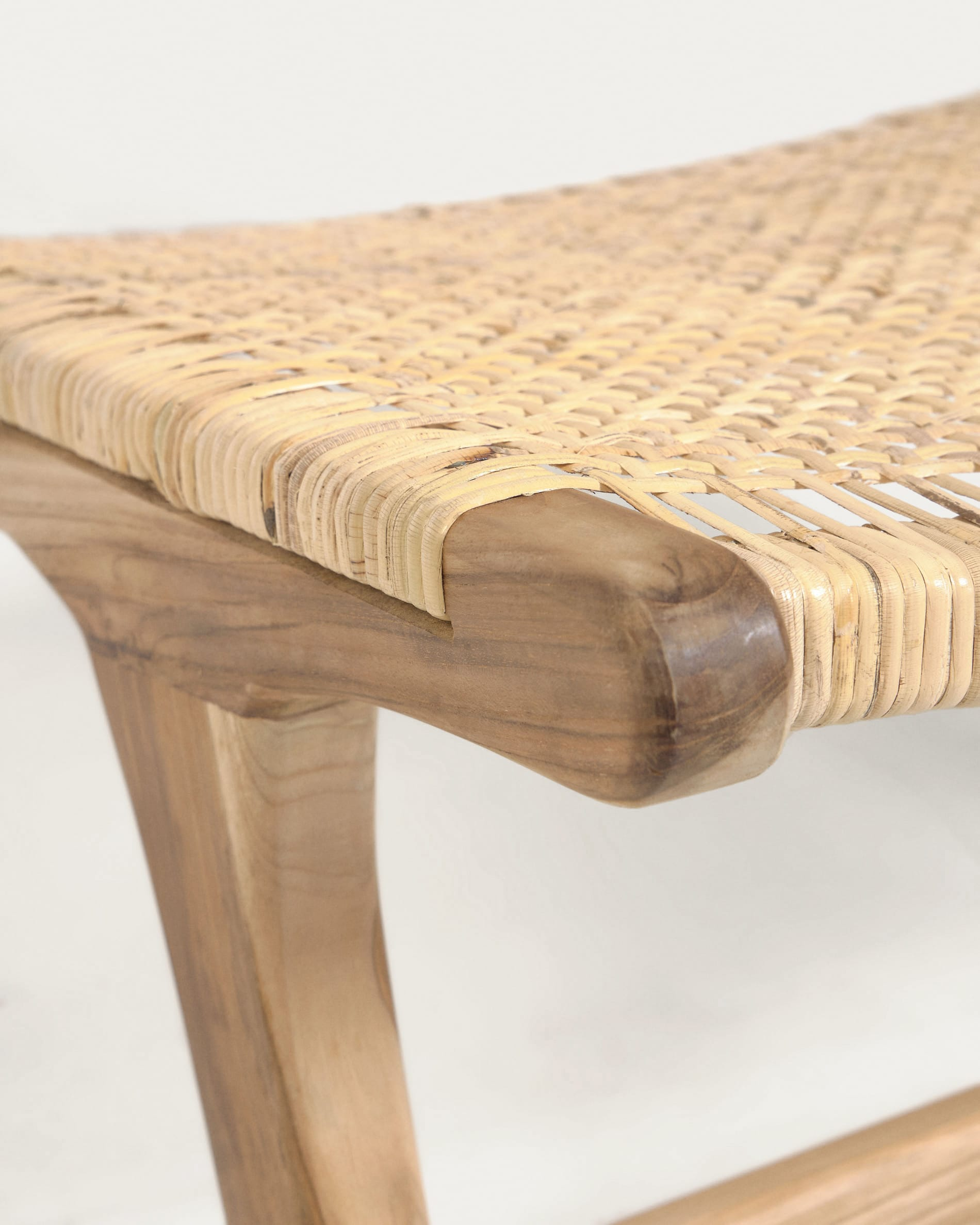 Japandi Sessel aus Holz und Rattan