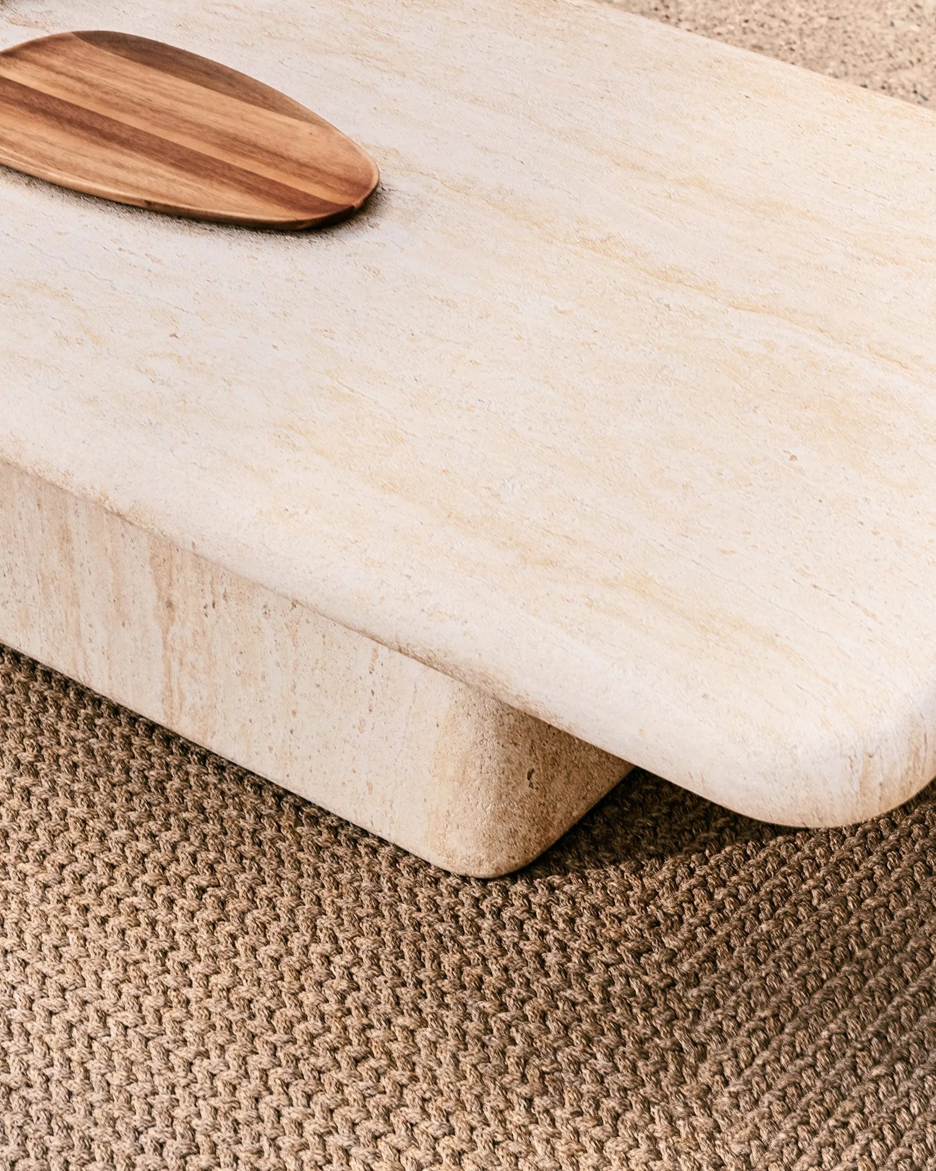 Rechteckiger Japandi Couchtisch aus Travertin