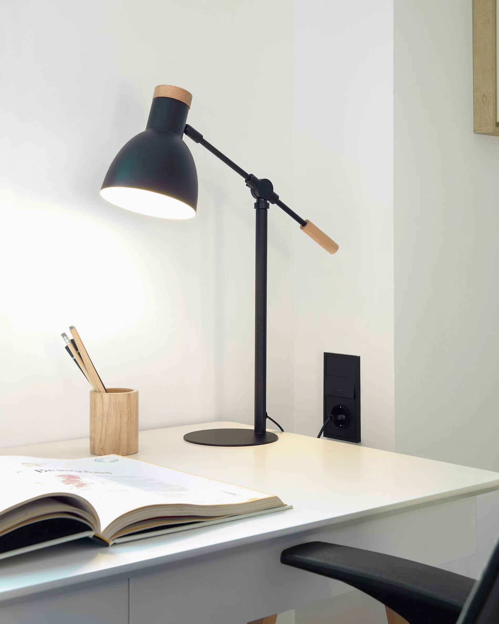 Japandi Schreibtisch Weiß und Holz