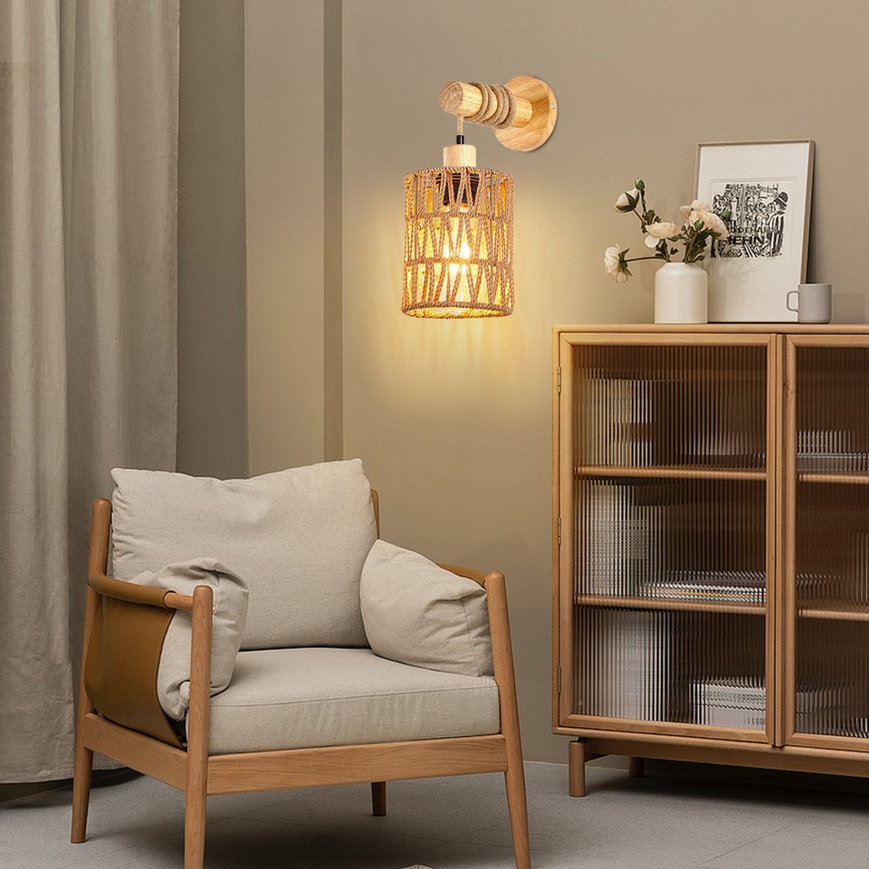 Japandi-Wandleuchte aus Holz mit Rattanschirm