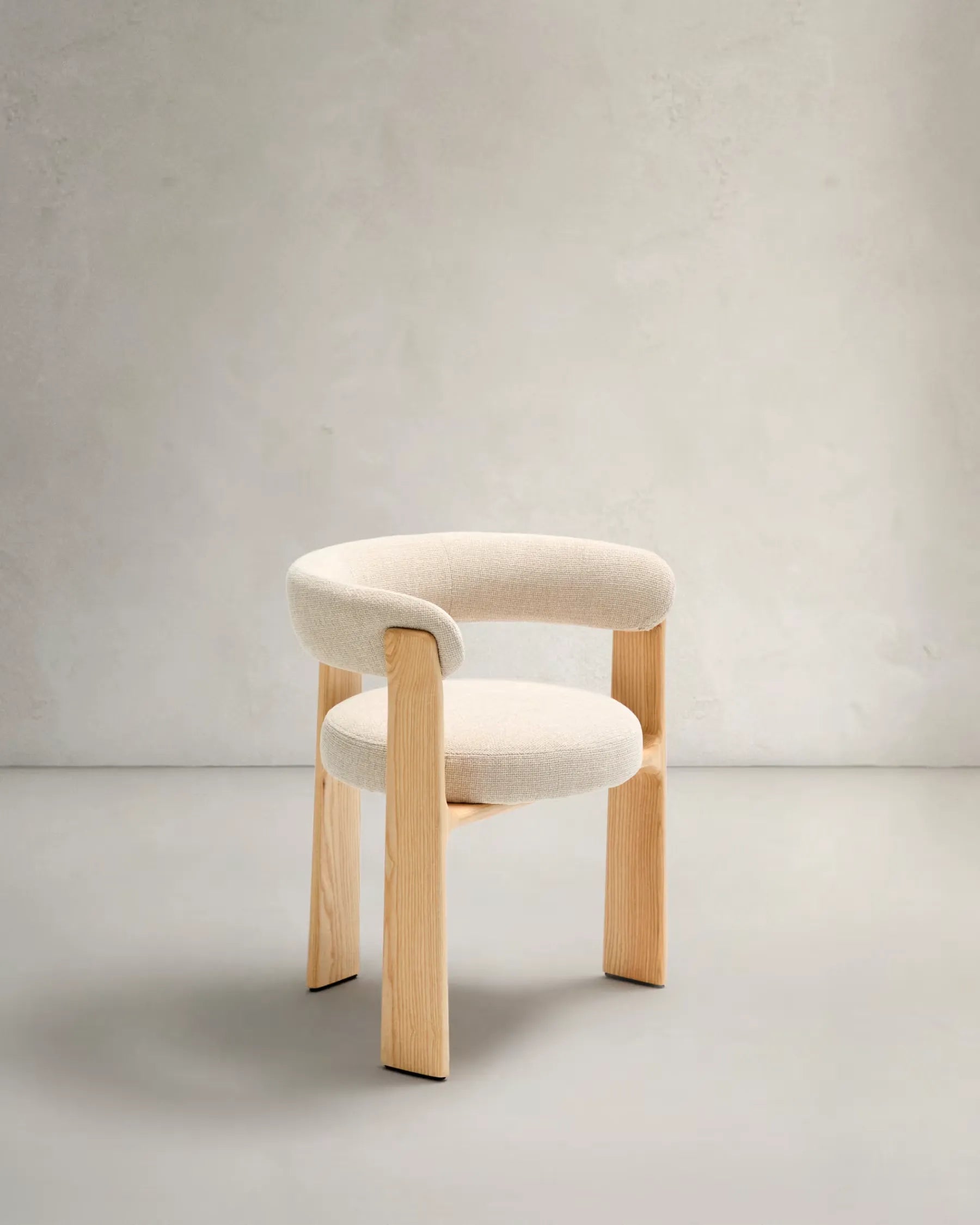 Beiger Chenille-Sessel im Japandi-Stil mit Naturfinish