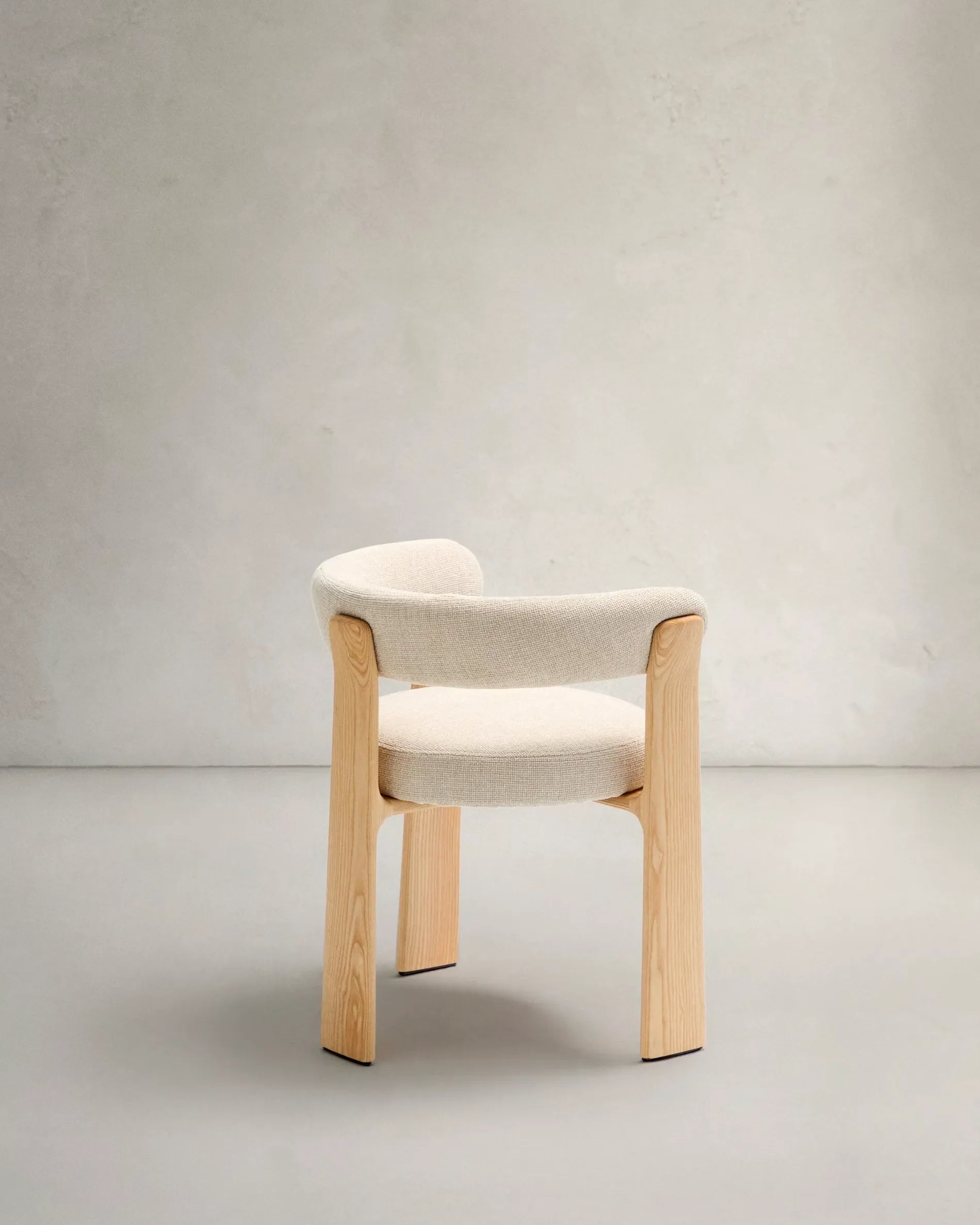 Beiger Chenille-Sessel im Japandi-Stil mit Naturfinish