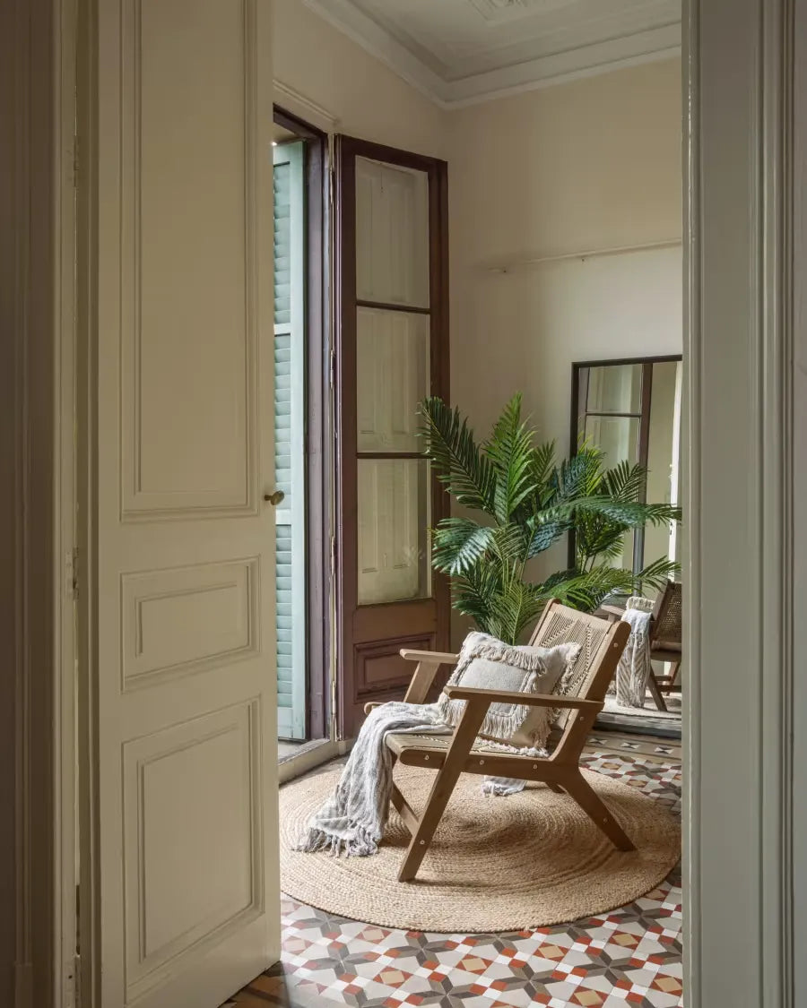 Dunkler Akazien Japandi Sessel