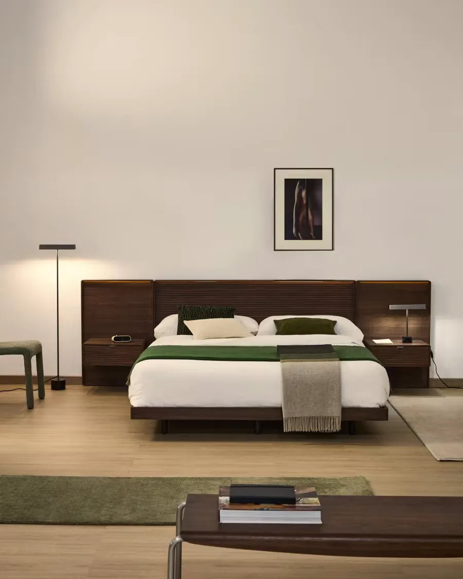 Japandi Bett aus Nussbaumfurnier mit Beistelltischen 180x200cm