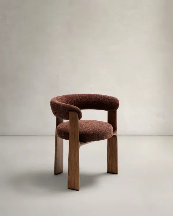 Brauner Chenille-Sessel im Japandi-Stil mit Walnuss-Finish