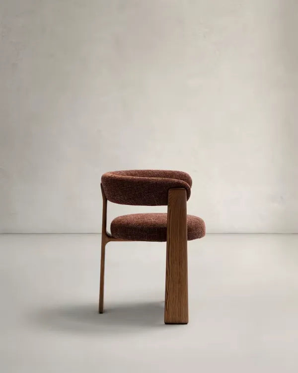 Brauner Chenille-Sessel im Japandi-Stil mit Walnuss-Finish