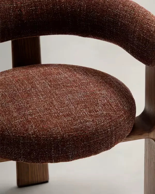 Brauner Chenille-Sessel im Japandi-Stil mit Walnuss-Finish