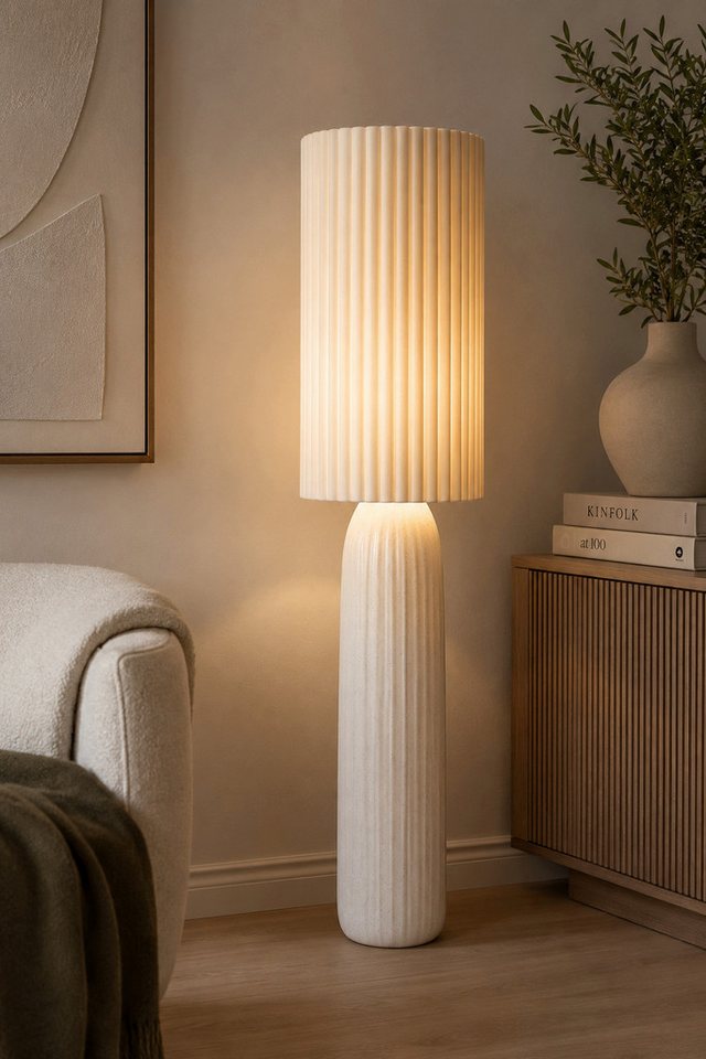Japandi Stehlampe im organischen Design