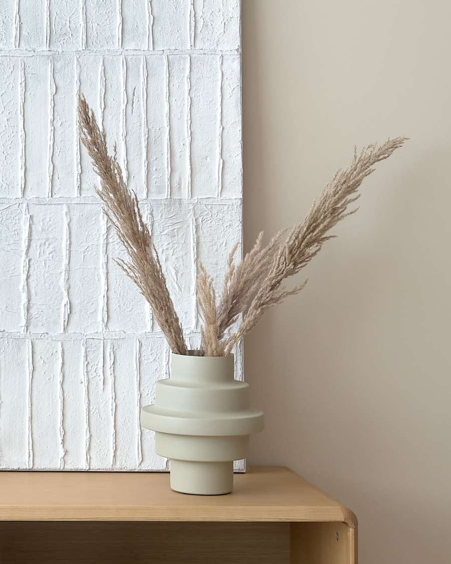 Japandi Vase aus Metall in Beige
