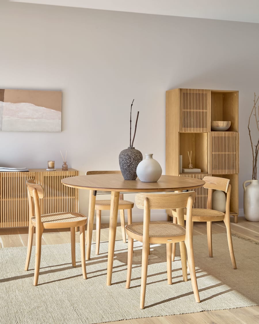 Japandi Stuhl aus Holz und Rattan