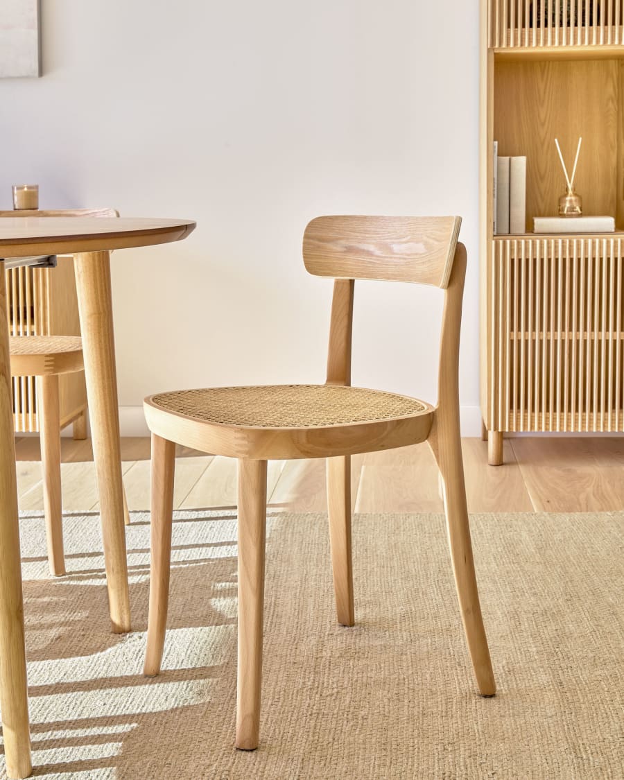 Japandi Stuhl aus Holz und Rattan