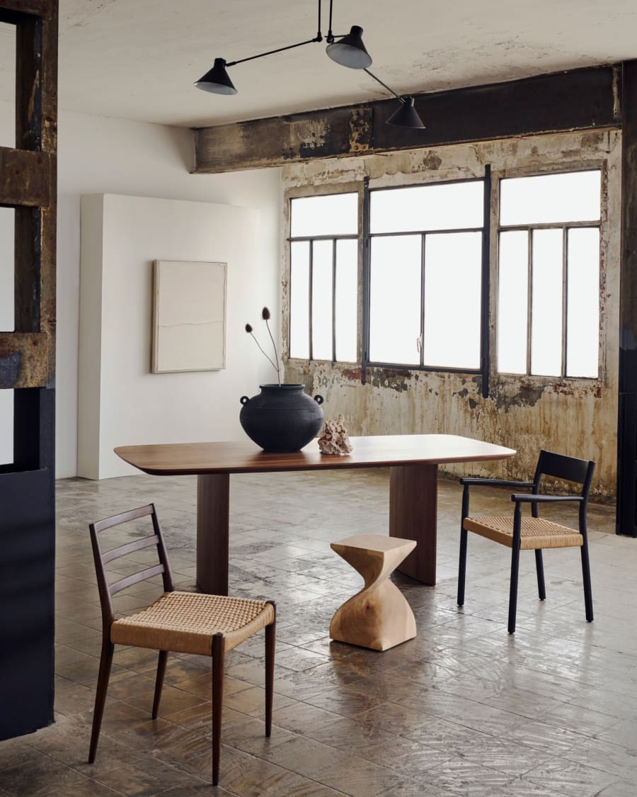 Japandi Tisch aus dunklem Holz