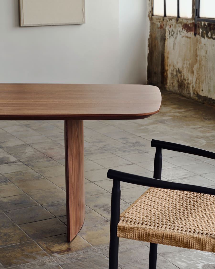 Japandi Tisch aus dunklem Holz