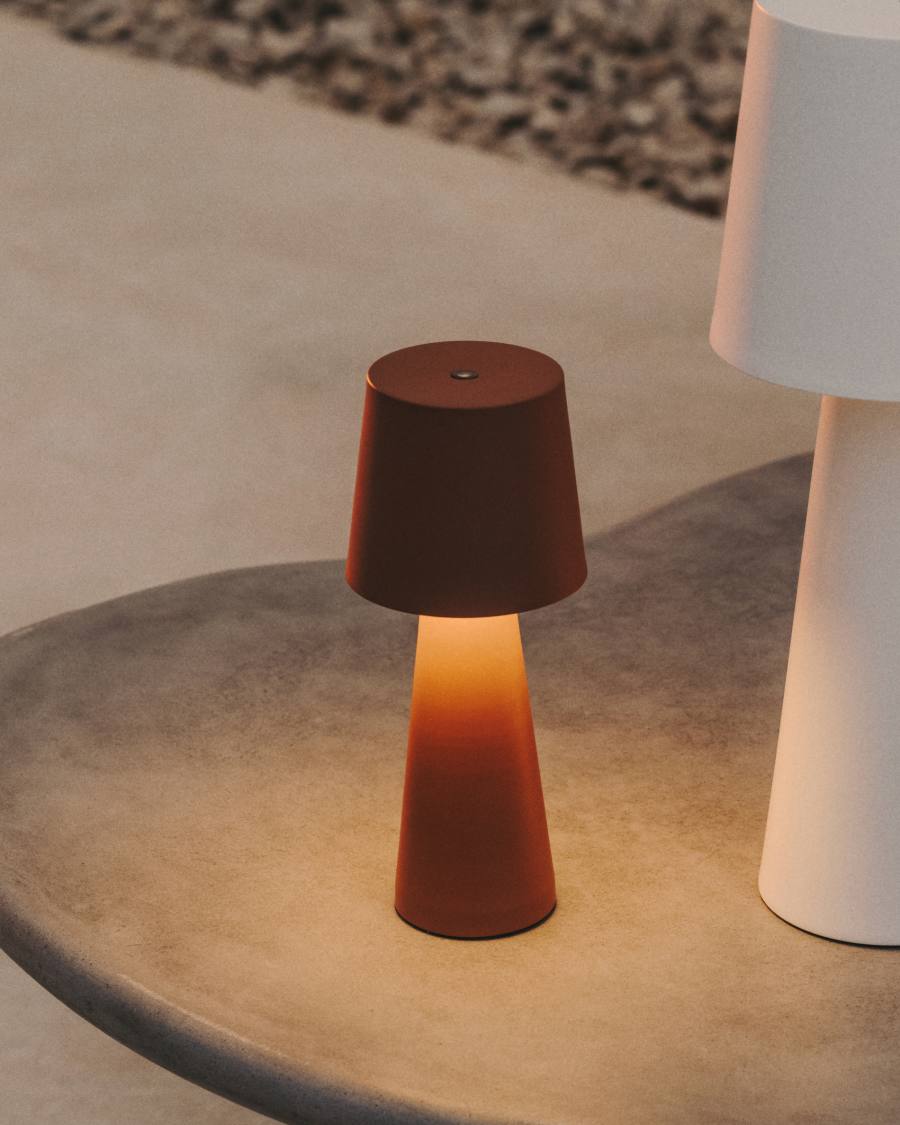 Kleine Japandi Tischlampe aus Metall in Terrakotta für Außen