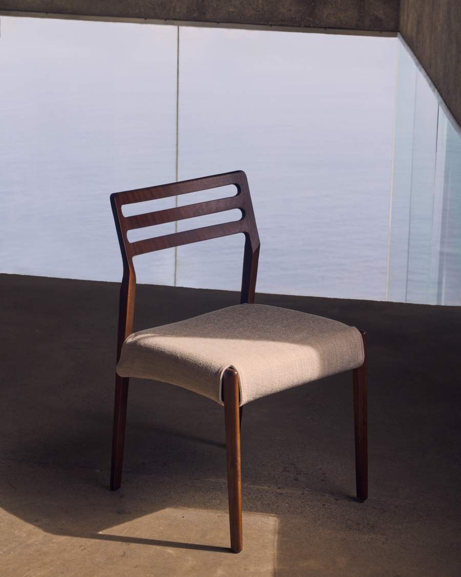 Japandi Stuhl aus Chenille-Stoff | Beige | Eichenholz & Nussbaum