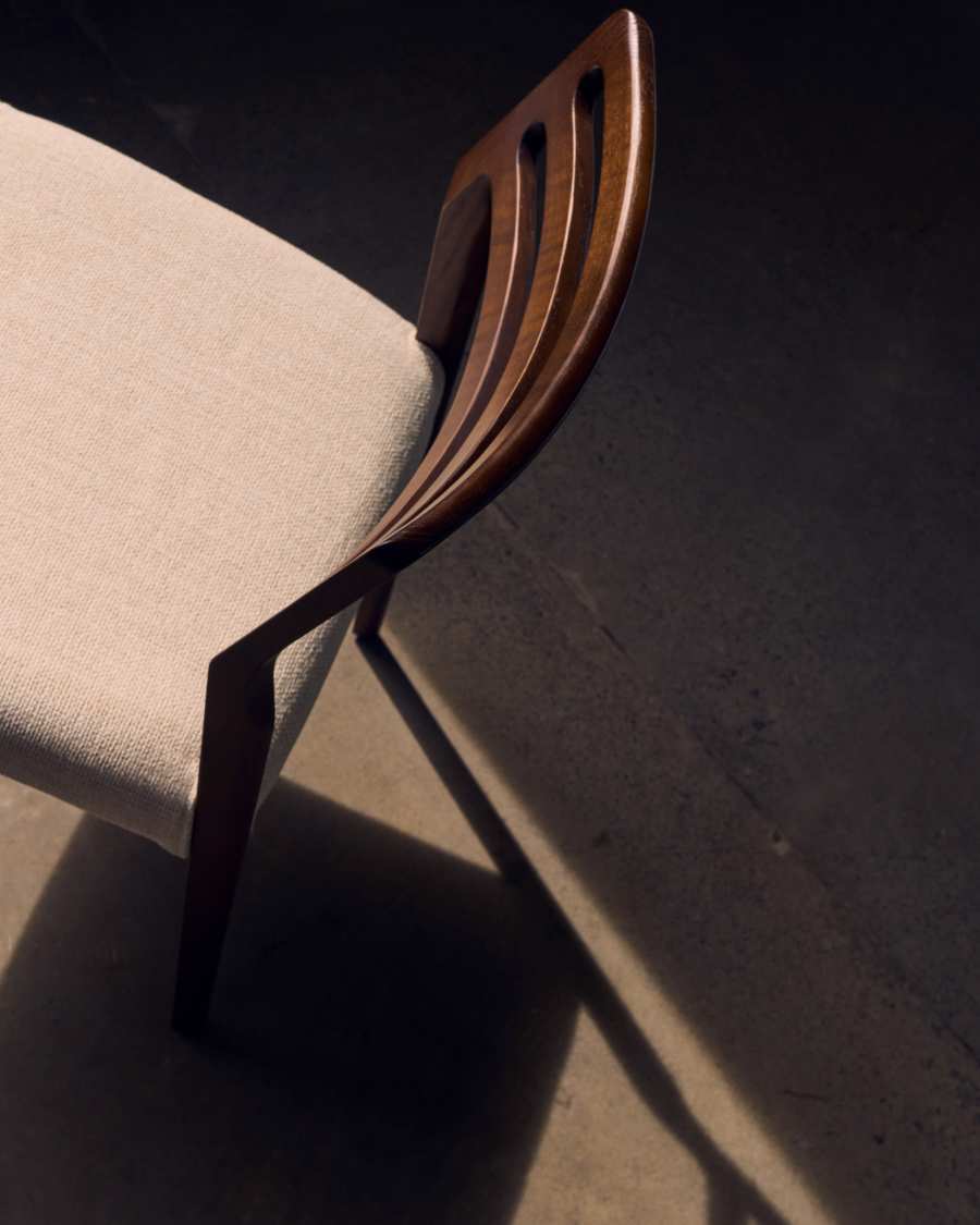 Japandi Stuhl aus Chenille-Stoff | Beige | Eichenholz & Nussbaum