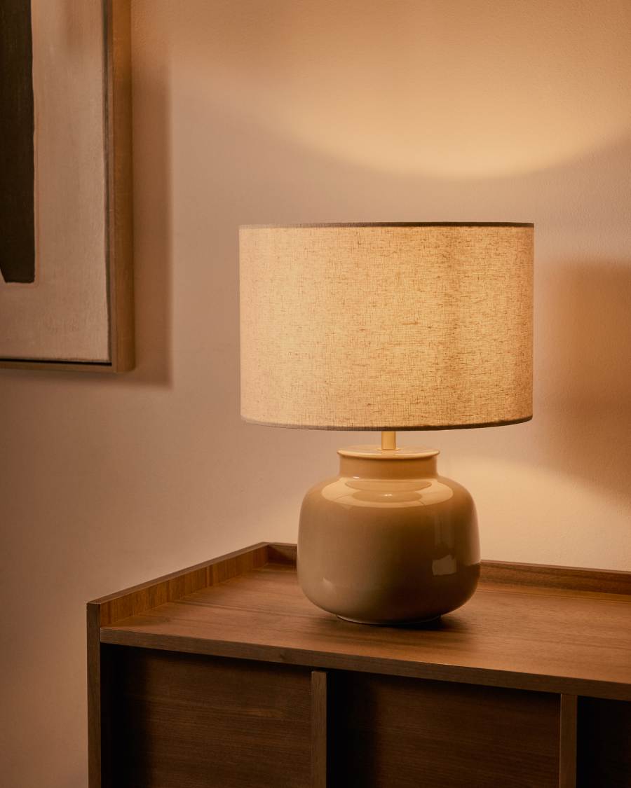Japandi Tischlampe aus Keramik mit Leinenschirm in Grün und Beige